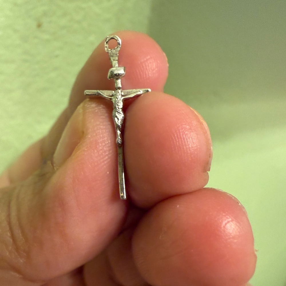 Delicate, sparkly sterling silver crucifix on Sterling made in Italy chain - Picture 2 of 8